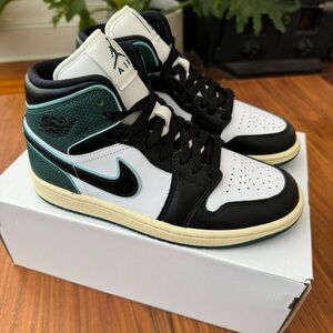 Women’s Air Jordan 1 Mid SE